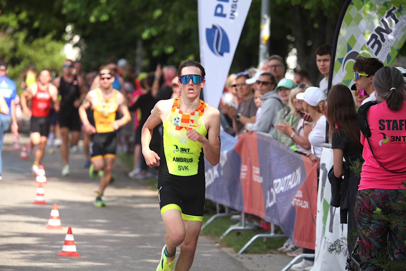 3430-ambrusoli50-trisenec2025-ai.jpg